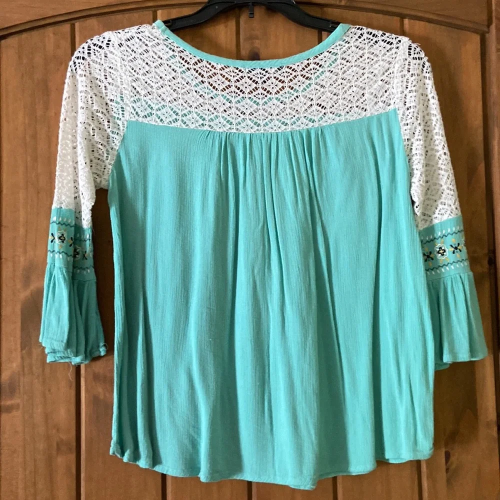 Girls Bell Sleeve Top with lace shoulders Excellent Used Condition! size L